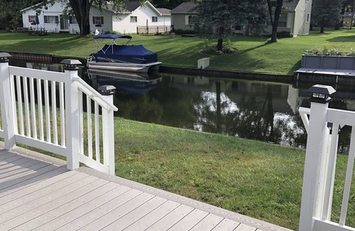 St. Helen House | Come Enjoy Lake St. Helen at The Four Season Family Retreat!