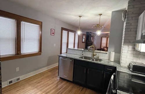 Syracuse House | Come home to Kenwood 2 bed pet friendly free park conveniently in Syracuse