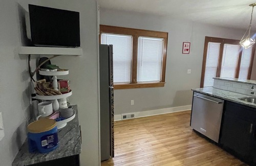 Syracuse House | Come home to Kenwood 2 bed pet friendly free park conveniently in Syracuse