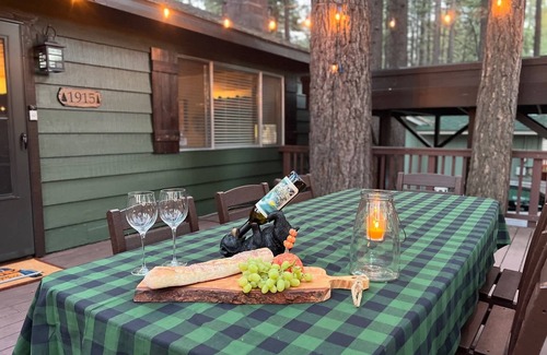 Pioneer Trail Cabin | Come Snuggle Up at Cozy Bear Cabin!