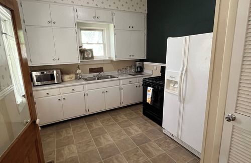 Farmington House | Come stay at The White House. Old World Charm in fabulous Farmington