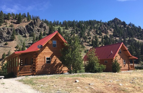 Wise River Cabin | COME STAY IN OUR BEAUTIFUL CABIN SITTING ON THE BANKS OF THE BIG HOLE RIVER