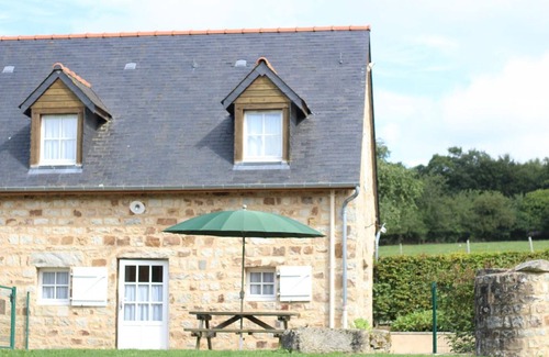 Saint-Georges-de-Rouelley Cottage | Comfortable cottage in St Georges de Rouelley, pets allowed, valley view