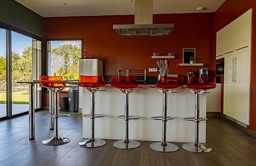 Saint-Privat-de-Champclos Villa | Comfortable villa for 2 to 10 people with private pool, gym and sauna