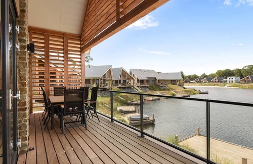 Leuken House | Comfort 8-person water villa in the holiday park Landal Marina Resort Well