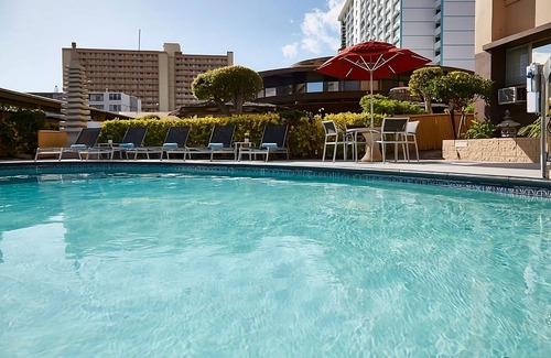 Ala Moana House | Comfort and Convenience! 3 Comfortable Units, Pool, Pets Allowed