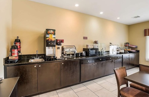 Saint Landry House | Comfort and Convenience at Knights Inn Bunkie! Free Parking, Free Breakfast