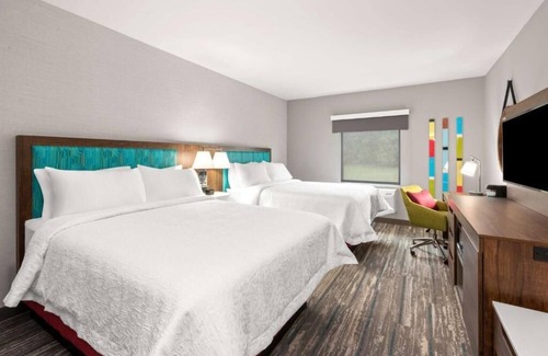 Tigard Hotel | Comfort and Convenience! 2 Relaxing Units, Pool, Short Drive to Oregon Zoo!