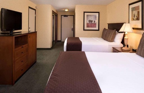 Tri-Cities Hotel | Comfort and Relaxation! 2 Family-friendly Units! Outdoor Pool and Free Parking