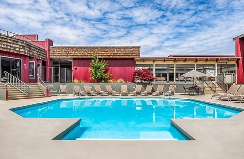 Tri-Cities Hotel | Comfort and Relaxation! 2 Family-friendly Units! Outdoor Pool and Free Parking