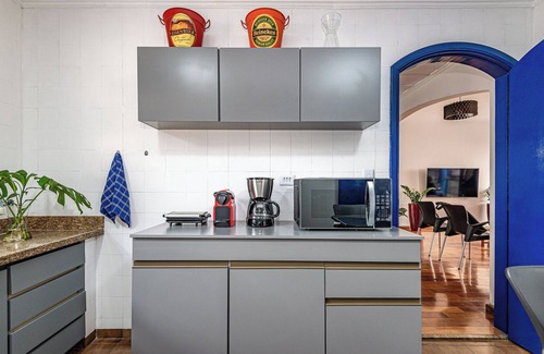Sumare House | Comfort and spacious 4 bedroom house with hot tub. Very close to subway.
