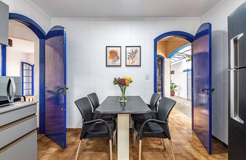 Sumare House | Comfort and spacious 4 bedroom house with hot tub. Very close to subway.