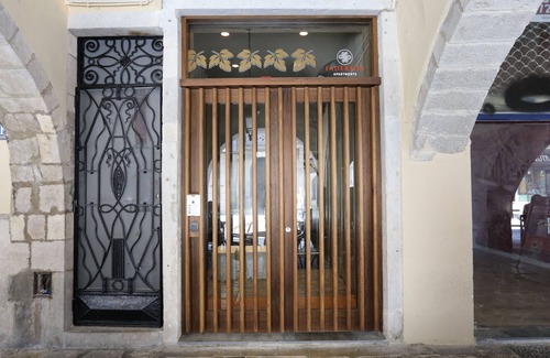 Old Town Apartment | Comfort apartment, warmth in the center of Girona. WIFI & AIR.