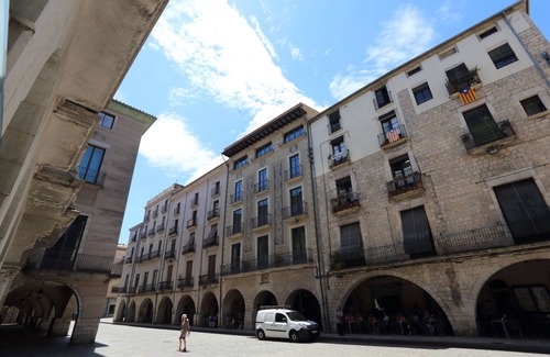 Old Town Apartment | Comfort apartment, warmth in the center of Girona. WIFI & AIR.