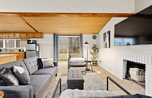 Creve Coeur House | Comfort Cabin - 2BD Family Getaway in Creve Coeur