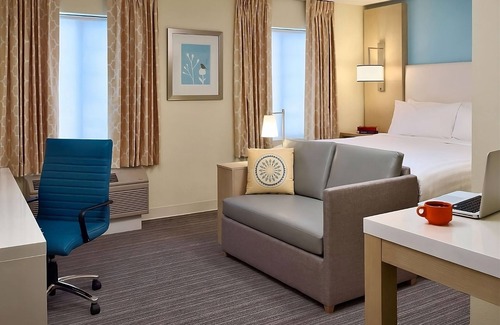 Auburn Hills Hotel | Comfort & Convenience at Auburn Hills! Kitchenette, Outdoor Pool, Free Breakfast
