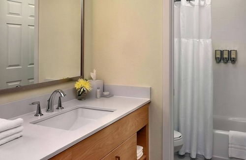 Auburn Hills Hotel | Comfort & Convenience at Auburn Hills! Kitchenette, Outdoor Pool, Free Breakfast