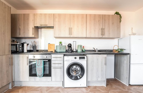 George Green Apartment | Comfort & Convenience near Heathrow | Free Parking