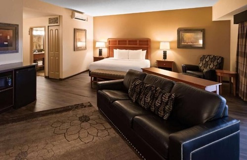 South Loop House | Comfort & Convenience near The Mall of America: Pool & Free Airport Shuttle