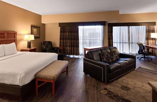 South Loop House | Comfort & Convenience near The Mall of America: Pool & Free Airport Shuttle