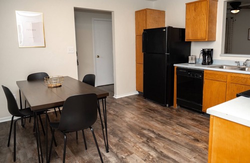 Kokomo House | Comfort & Cozy 3BED 2 BATH in a Quiet Neighborhood - Kid Friendly