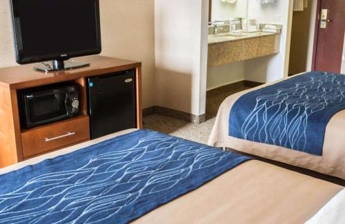 Village of Lakewood Hotel | Comfort Inn Crystal Lake - Algonquin