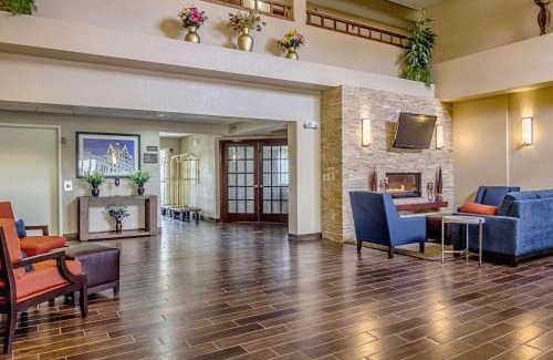 Grafton Hotel | Comfort Inn & Suites Grafton-Cedarburg