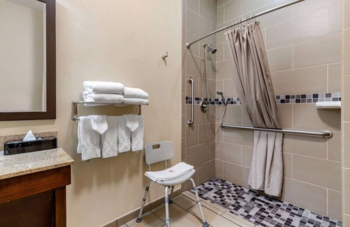 Eagle Pass Hotel | Comfort Inn & Suites Lakeside