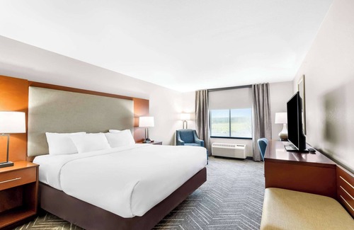 Virginia Hotel | Comfort Inn & Suites Mountain Iron and Virginia
