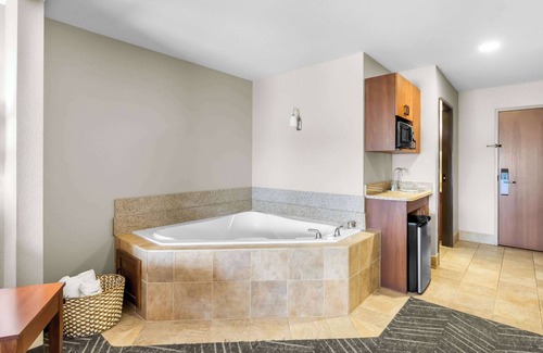 Virginia Hotel | Comfort Inn & Suites Mountain Iron and Virginia