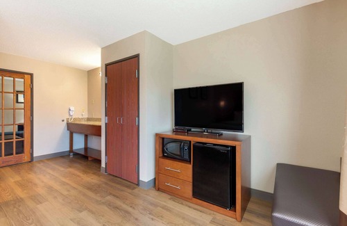 Milford Hotel | Comfort Inn & Suites Milford