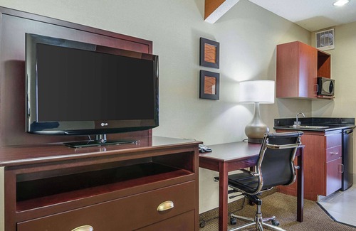 Hutchinson Hotel | Comfort Inn & Suites