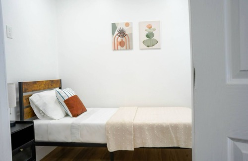 Old Northwood Historic District Hotel | Comfort Living 2BR Deluxe Suite