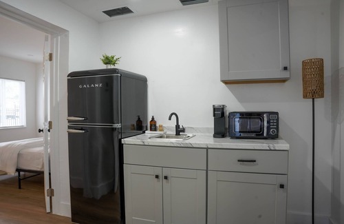 Old Northwood Historic District Hotel | Comfort Living 2BR Deluxe Suite