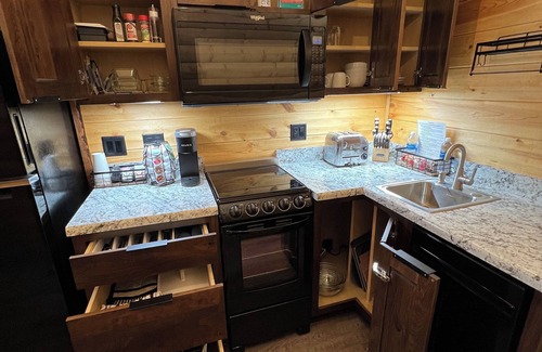 Sabetha Apartment | Comfort Loft Cabin with Kitchen!