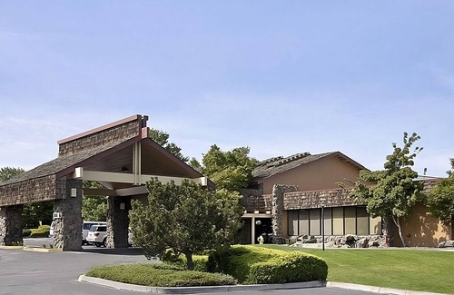 Tri-Cities Hotel | Comfort Meets Affordability, Free Parking, Outdoor Pool, Pets Allowed