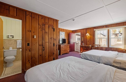 Littleton Hotel | Comfort Meets Charm - 2 Queen Beds