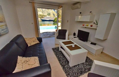 Muo Apartment | Comfort One-Bedroom with a Pool and Sea View