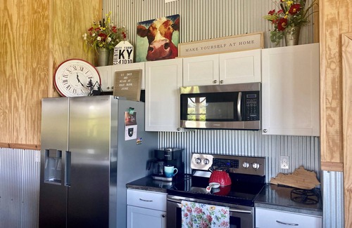 Jonesville House | Comfort & Rest @Riley Farms, ❤ of the Bluegrass- 12 mins from Ark, w/Hot Tub