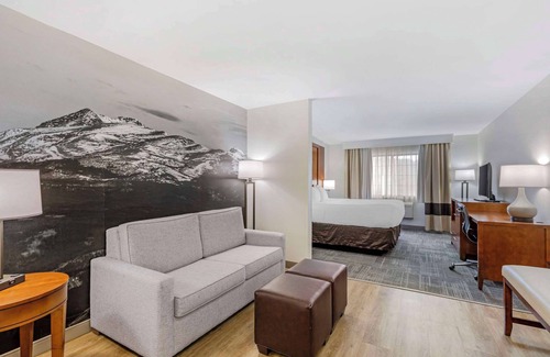 North Central Evergreen Hotel | Comfort Suites Golden West on Evergreen Parkway