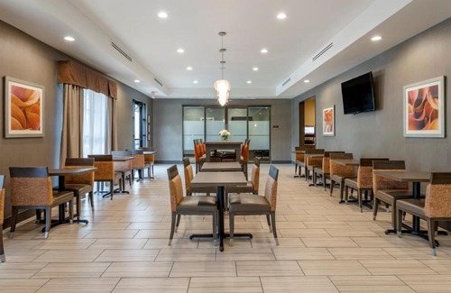 Barker Hotel | Comfort Suites Near Sam Houston Race Park