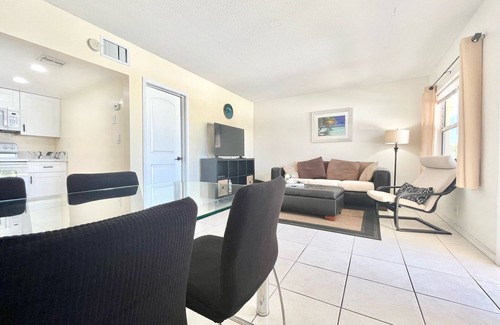 Lauderdale-by-the-Sea Apartment | comfortable apartment five minutes walk from the Beach