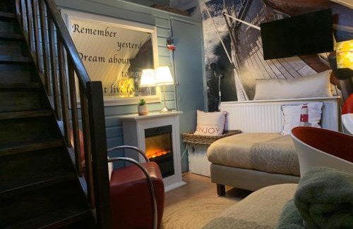 Den Ham Apartment | Comfortabele Familie Suite met 2 slk, speelzolder, balkon, Airco