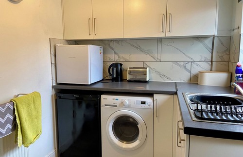 Healey Lane House | Comfortable 1-Bed Retreat in Batley - sleeps 3