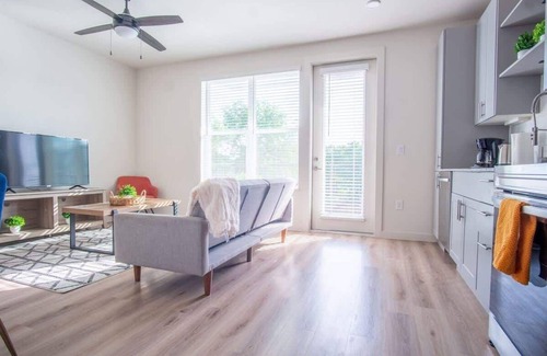 Dallas Apartment | Comfortable 1BR Suite w Pool, Parking, Gym 03