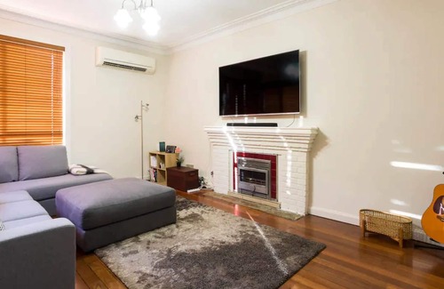 East Victoria Park House | Comfortable 2 Bedroom Home in Trendy Victoria Park