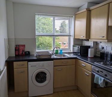 Baguley House | Comfortable 2 Bedroom Flat with Shared Bathroom and Kitchen Close to Manchester Airport