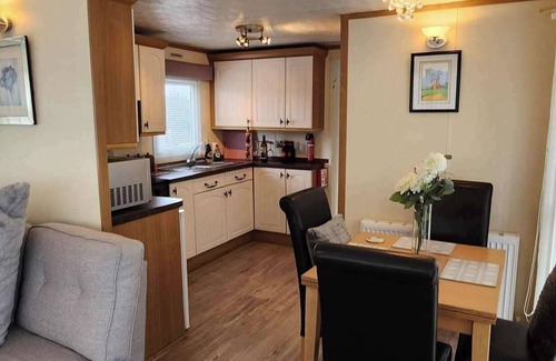 Rhuddlan Cabin | Comfortable 2 Bedroom Caravan - Close to Castle