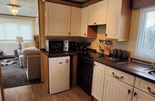 Rhuddlan Cabin | Comfortable 2 Bedroom Caravan - Close to Castle