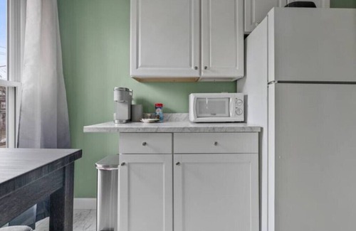 Erie Apartment | Comfortable 2 bedroom king suite/n